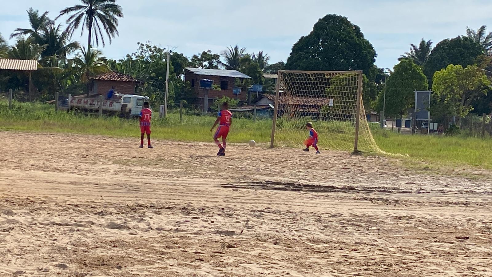 Ein Rasen-Fußballplatz in Barra Grande, von der Seitenlinie aus gesehen.