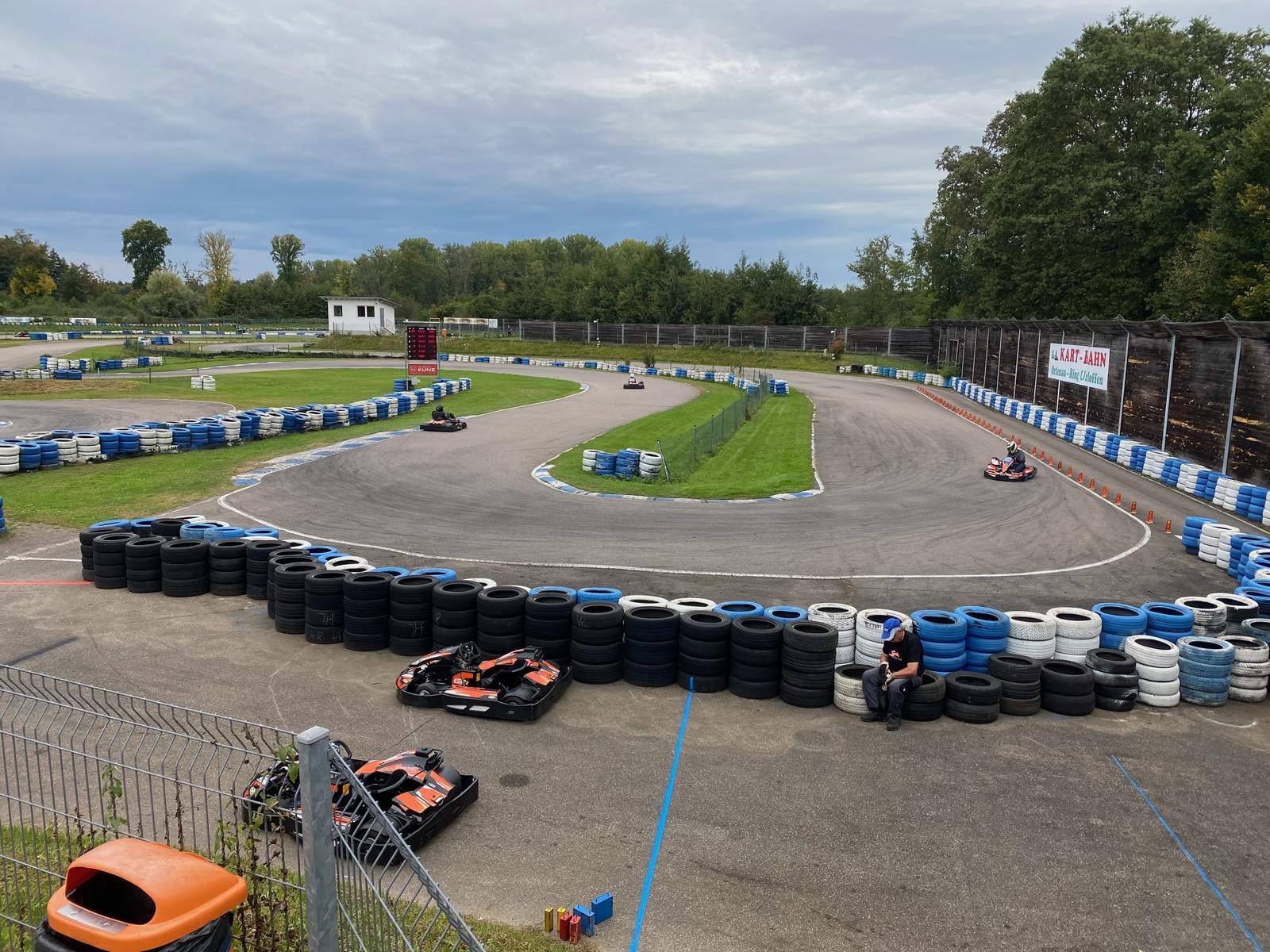 Daniel im Kart auf einer Kartbahn bei Freiburg, 2020.
