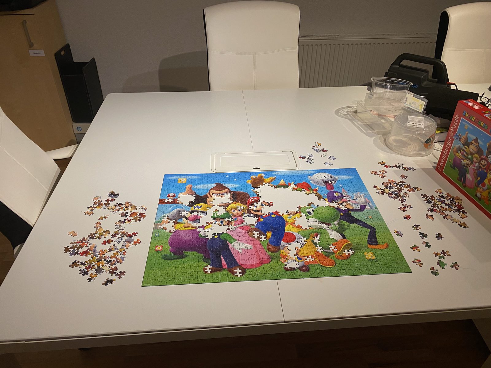 Ein großes Puzzle auf einem Tisch beim Familien-Puzzleabend.