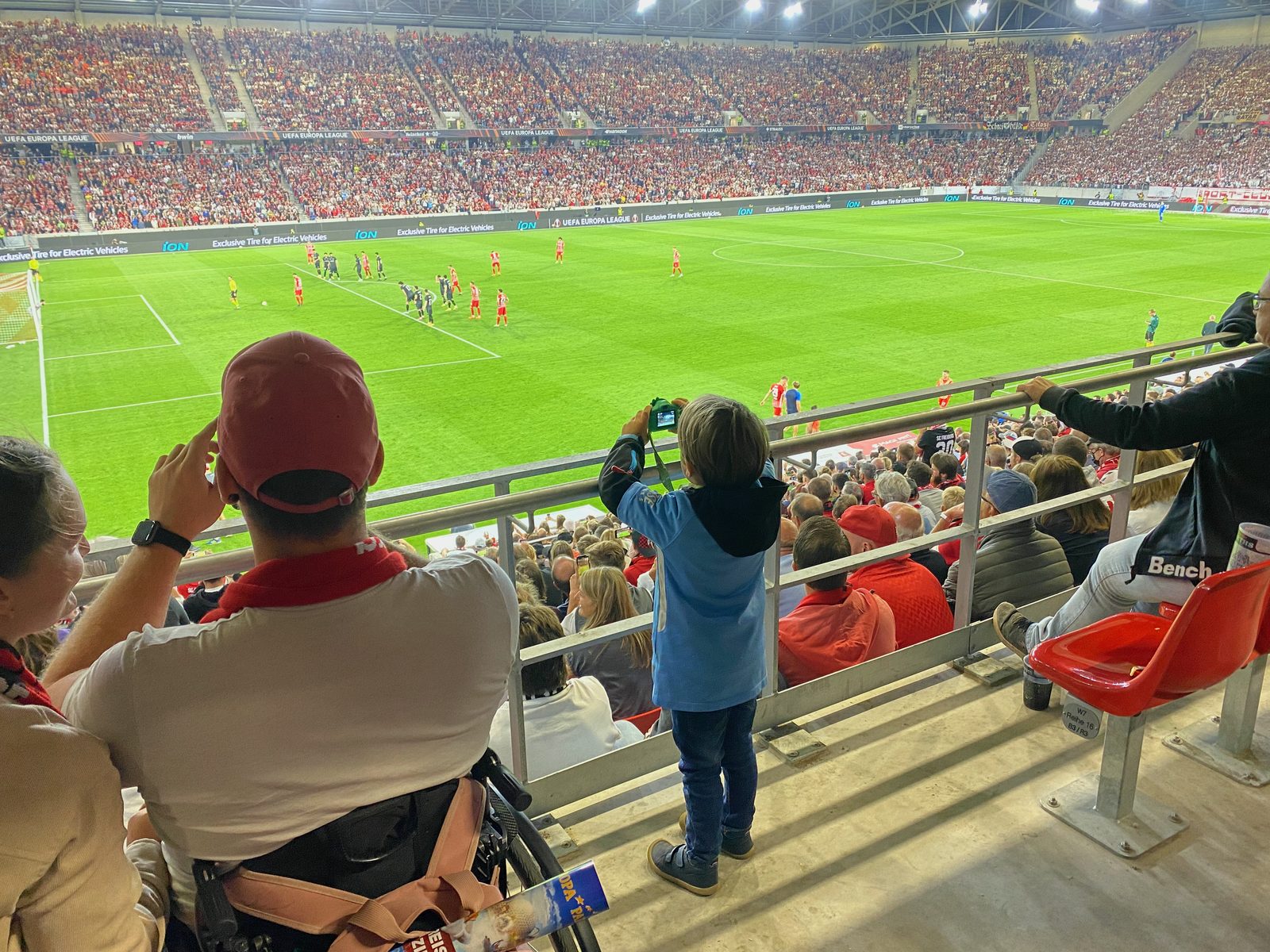 Blick auf die Ränge des Europa-Park Stadions des SC Freiburg an einem Spieltag.