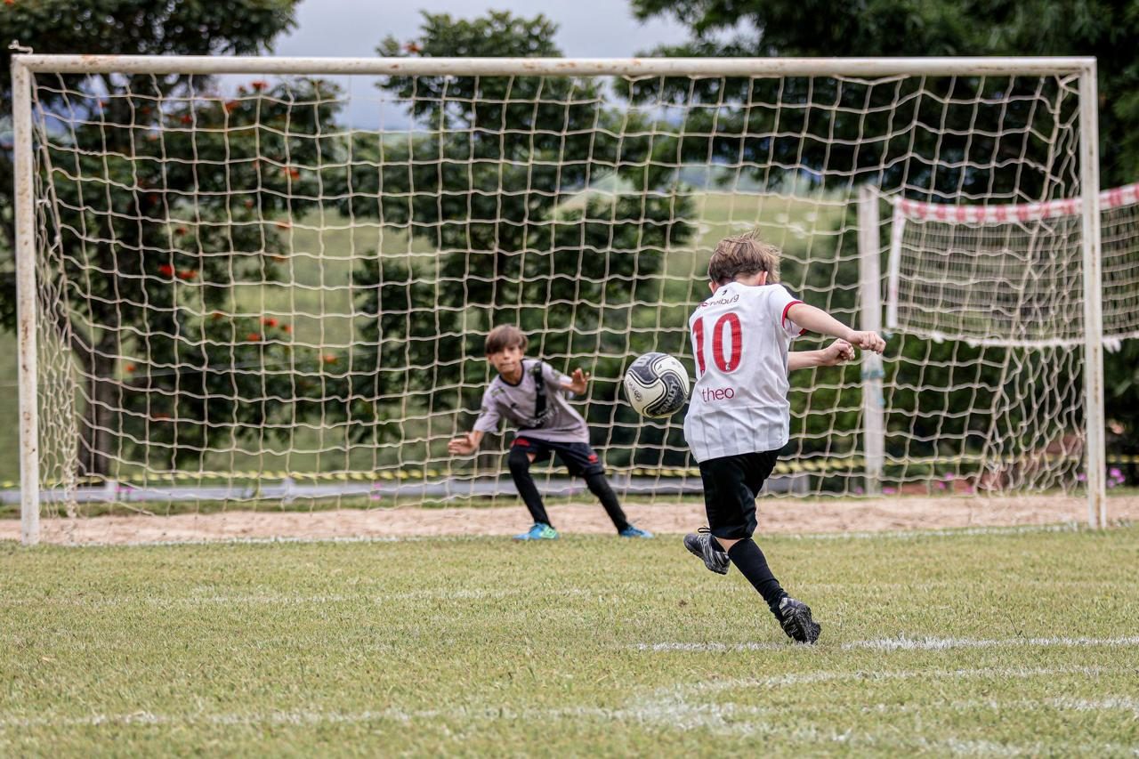 Ein junger Fußballer schießt bei einem Elfmeter-Turnier einen Elfmeter.