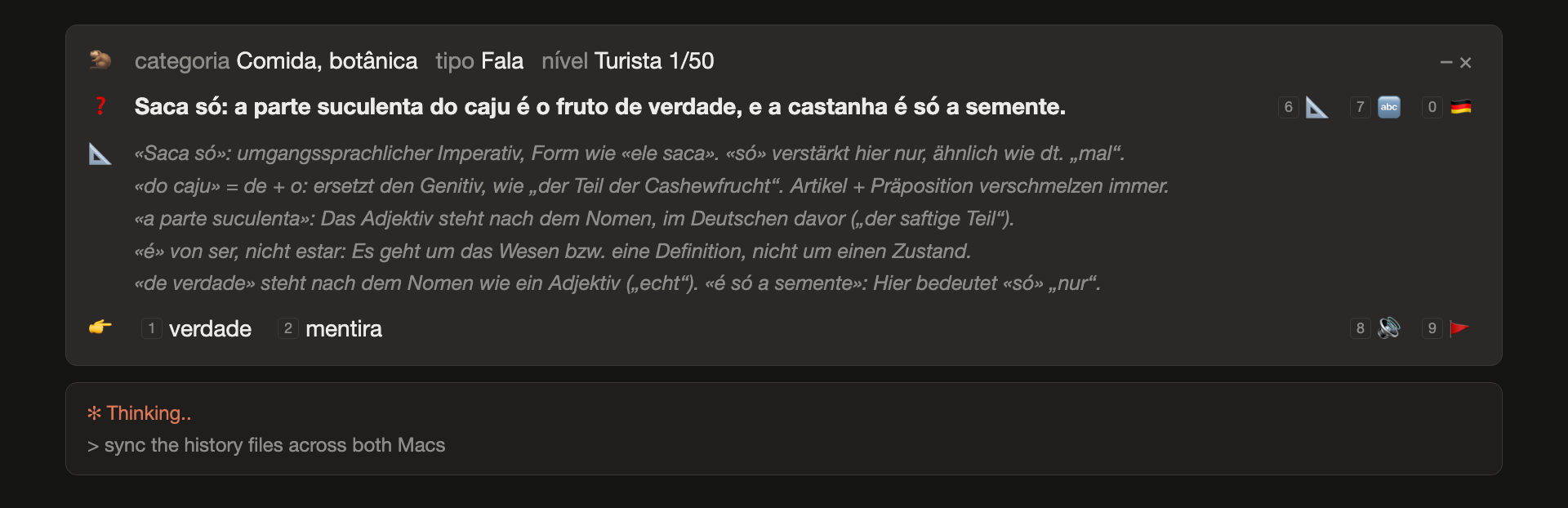 Eine Capi-Karte mit dem Caju-Satz und darunter fünf Grammatiknotizen auf Deutsch: saca só als umgangssprachlicher Imperativ, do caju als de plus o, das Adjektiv nach dem Nomen, é von ser und nicht estar, und só im Sinne von nur