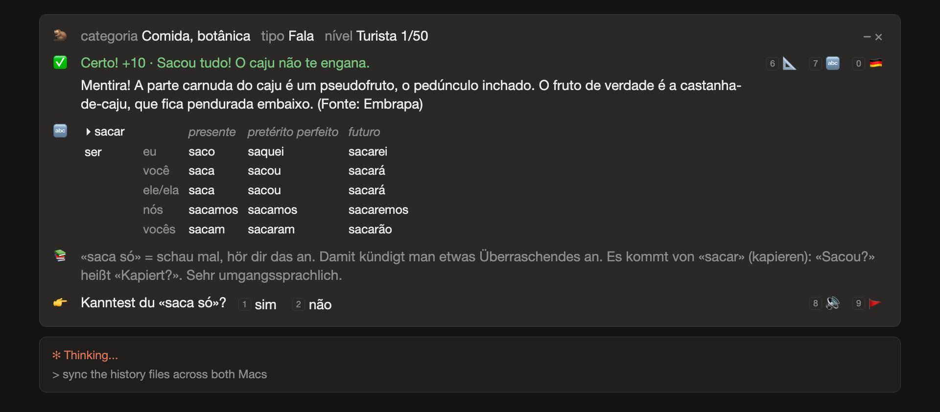 Die beantwortete Caju-Karte: richtig, der saftige Teil ist eine Scheinfrucht, Quelle Embrapa. Darunter eine Konjugationstabelle für sacar in presente, pretérito perfeito und futuro, mit ser als zweitem Verb, und eine Notiz zu saca só